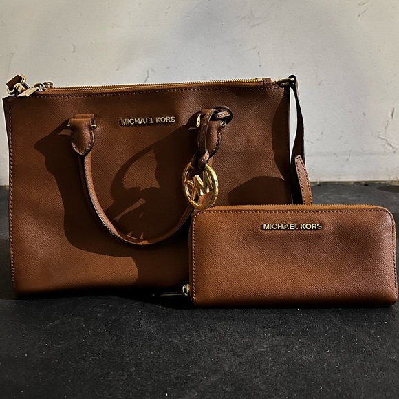 Michael Kors purse & wallet - Picture 1 of 1